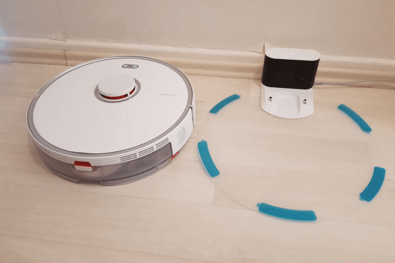 Roborock S5 Max’s charging station stands on the floor with the plastic mat